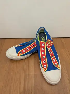 Converses repeintes maison thème superman