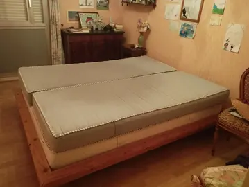 lit avec sommier à lattes et matelas