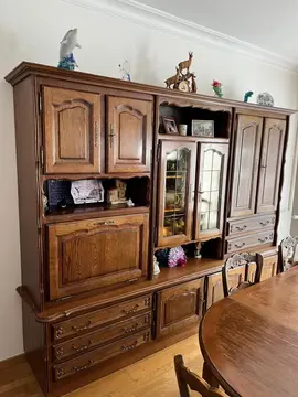 armoire ,meuble, tables et chaises