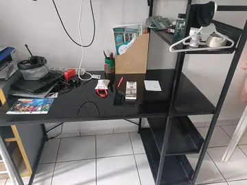 bureau avec étagère