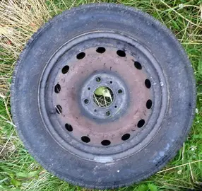Donne 2 pneus 175/65 R14 Kleber Krisalp avec jantes métal
