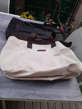 2 sacs.