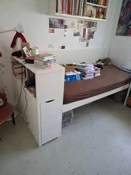 lit une place avec bibliothèque