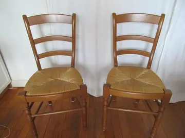 2 chaises en bois, assise en paille