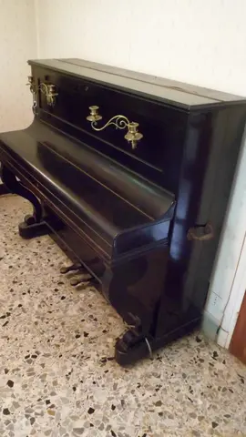 Ancien piano droit noir