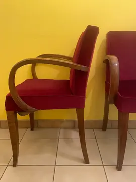 2 chaises en bois et velours rouge