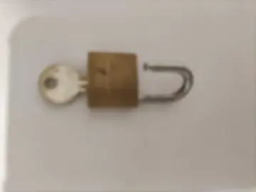 petits cadenas avec sa clef. 3 cm.