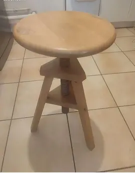 Tabouret en bois à vis
