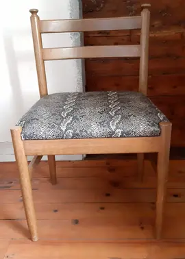 4 chaises bois. Assise simili cuir