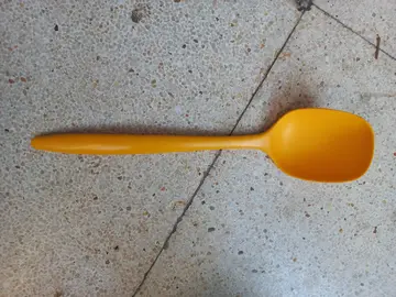 cuillère en plastique orange