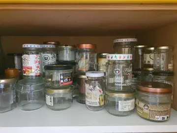 pots de confiture vides avec couvercle