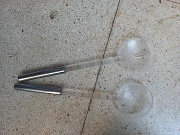 couverts à salade en plastique manche métal