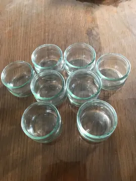 donne petits pots en verre