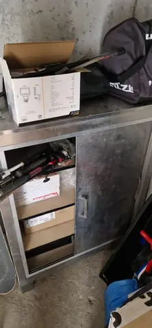 Armoire en métal