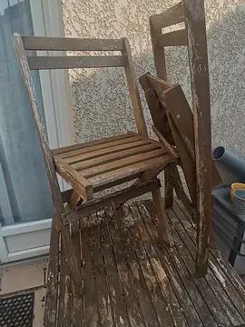 table et deux chaises en bois
