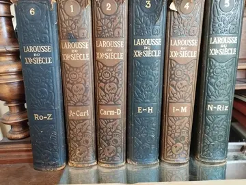 Donne dictionnaires Larousse en 6 tomes.