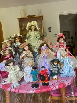 Poupées en porcelaine
