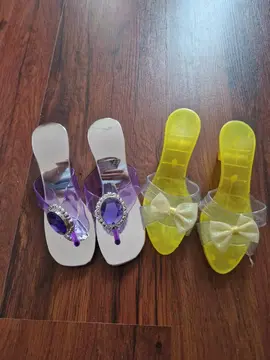 2 paires de chaussures princesse en plastique
