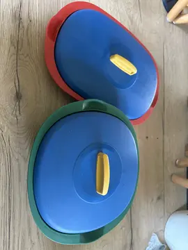 2 plats + couvercles TUPPERWARE