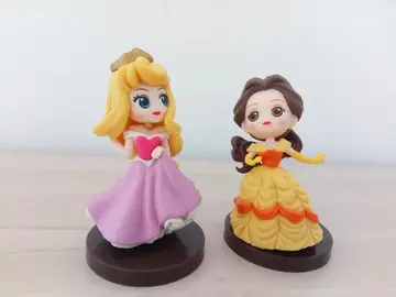 2 princesses 10cm x 5cm environ