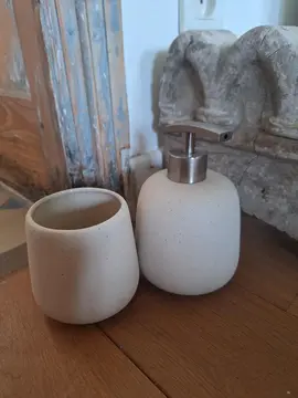 distributeur de savon et pot à brosse à dents
