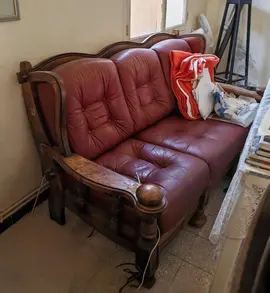 canapé cuir et deux fauteuils