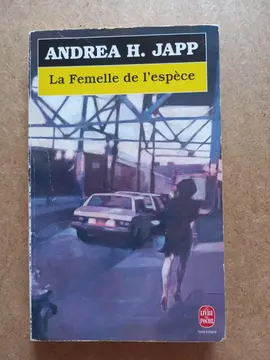 livre poche La femelle de l espece