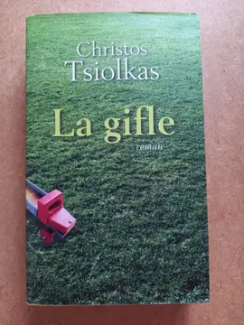 livre. La gifle