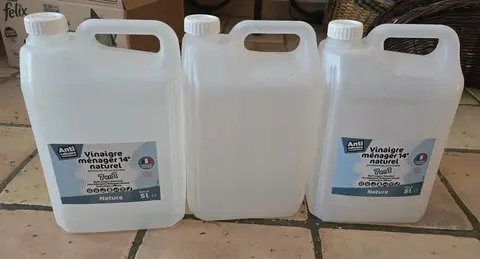 Donne 3 bidons plastique 5 litres