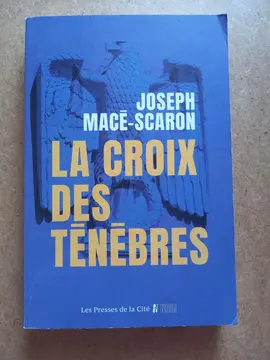 livre. La croix des ténèbres