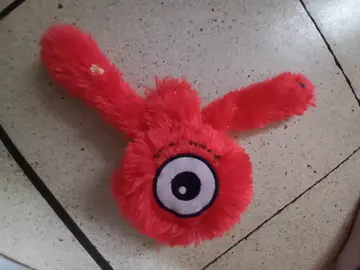 peluche rouge oeil