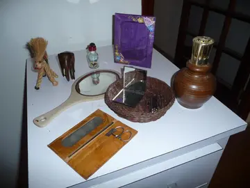 Lot d'objets décoratifs et de toilette