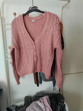 Cardigan rose en tricot avec boutons