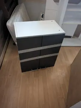 2 meubles hauts de cuisine avec étagères