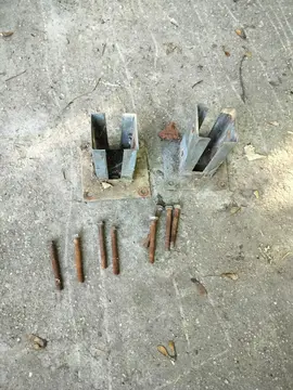 2 supports à poteaux