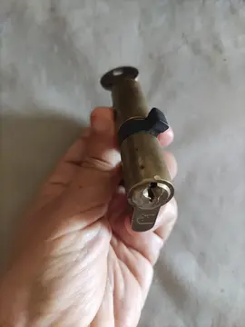 canon de porte avec sa clef.
