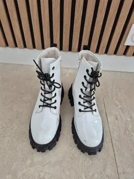 chaussures style DocMartens