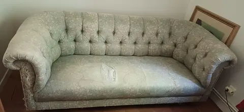 canapé Chesterfield lourd, stable et costaud, tissus tres abîmé