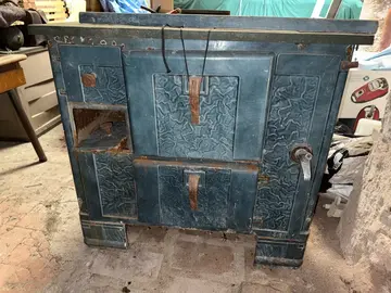 cuisinière poêle calorifère en fonte marque « Monthermé » années 1940.