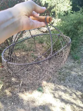 panier en fer avec anse en bois