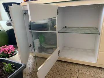 Bahut à trois portes dont une vitrée