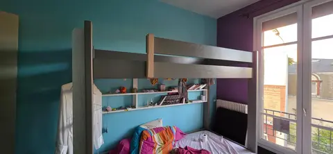 lit en hauteur bois avec étagères