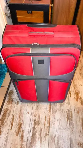 GRANDE VALISE ROUGE ET GRISE A ROULETTES