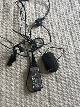 sourie ordinateur et chargeur