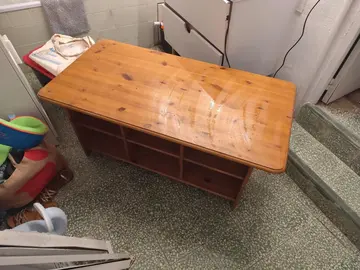 table basse en bois avec casiers