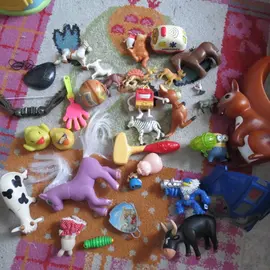 Lot de petits jouets divers