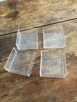 lot 4 petites boîtes en plastique dur