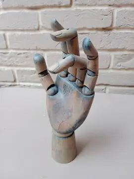 Main en bois articulée