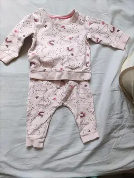 petit ensemble pour bébé ( fille ). 6-12 mois