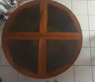 – Table ronde en bois et pierre